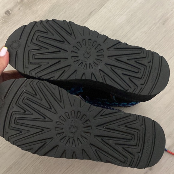 NWOT- UGG- Classic Mini II Braid Platform-Black with blue/red embroidery-Size 7 - Picture 13 of 13